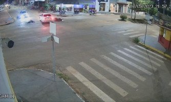 Condutor de Corolla vira  na contramão e atinge motocicleta em São José dos Quatro Marcos; veja vídeo