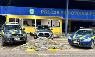 Em São José dos Quatro Marcos, PRF e Polícia Militar realizam apreensão de 200 quilos de drogas e duas pistolas; dois policiais civis de Rondônia foram presos em uma caminhote Hillux  com a droga