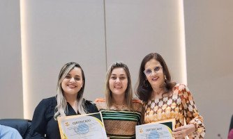 Vereadora homenageia diretora e professora por suas trajetórias e contribuições à educação em São José dos Quatro Marcos