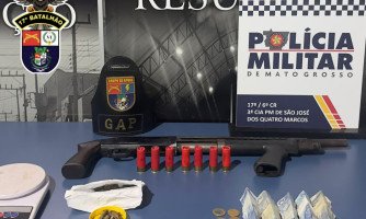 POLÍCIA MILITAR APREENDE ARMA E DROGAS EM RESIDÊNCIA ABANDONADA EM SÃO JOSÉ DOS QUATRO MARCOS