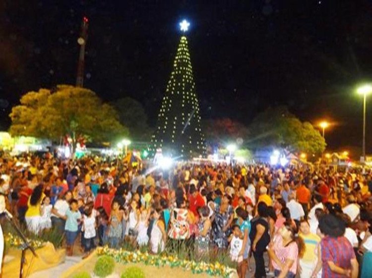 Árvore de Natal gigante é inaugurada em Quatro Marcos