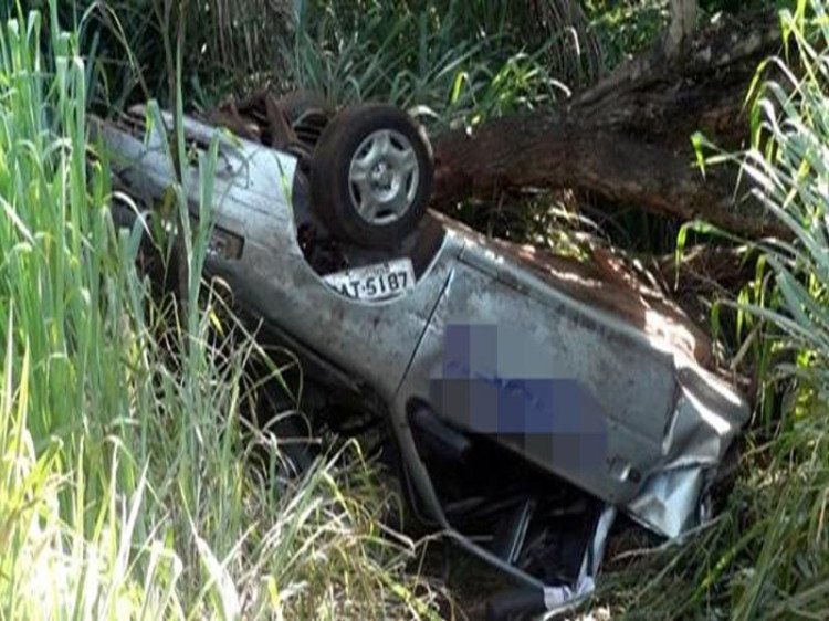 Carro capota e cai em barranco; passageiro tem traumatismo craniano