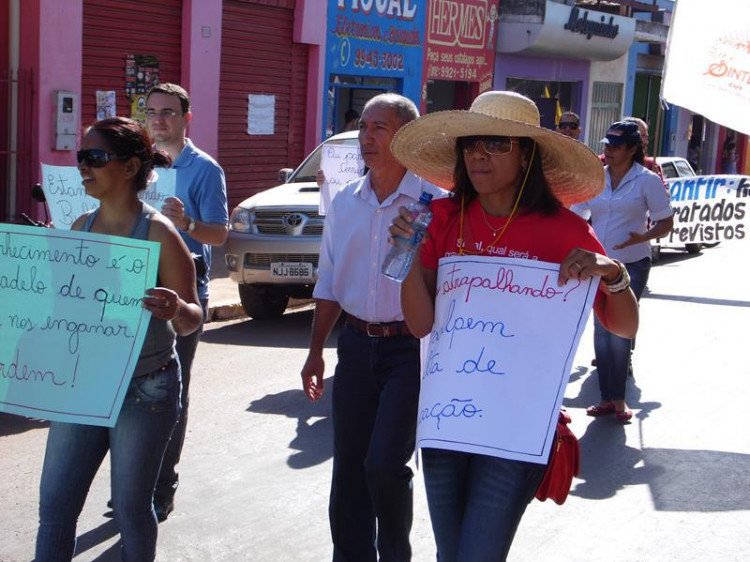 Educadores de Quatro Marcos e região fazem passeata por melhorias salariais e condições de trabalho