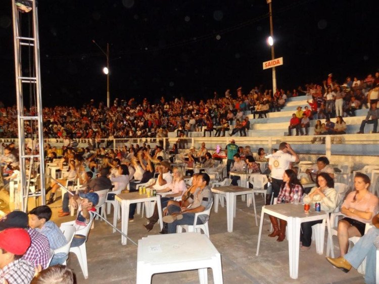 Rodeio profissional teve abertura oficial ontem na Expomarcos