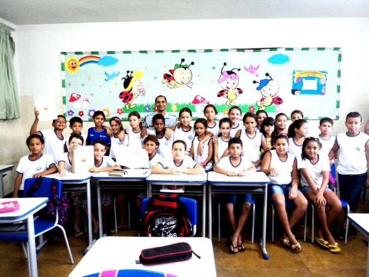 Sargento Souza ministra aulas do Programa Proerd em escolas de Quatro Marcos