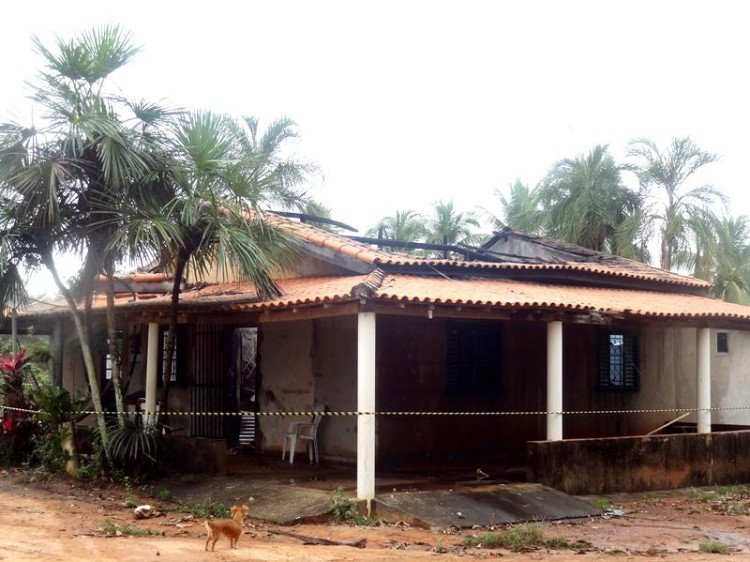 Casa de 'curandeiro' é parcialmente destruída pelo fogo em Quatro Marcos