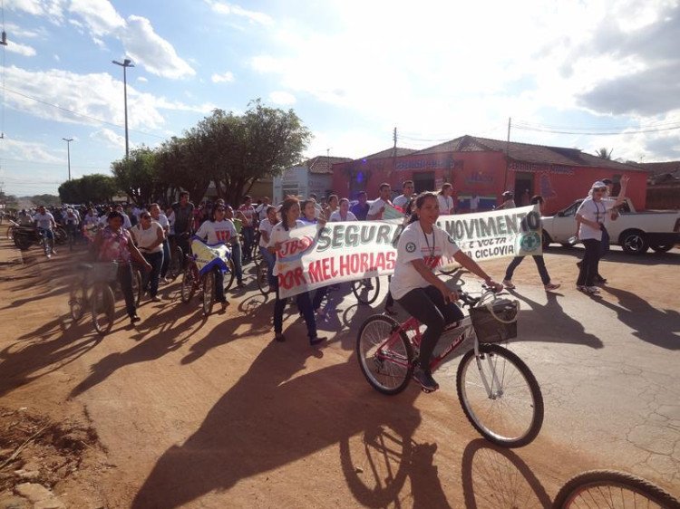 Mais de 600 funcionários de frigorífico de Quatro Marcos fazem passeata reivindicando reconstrução de ciclovia