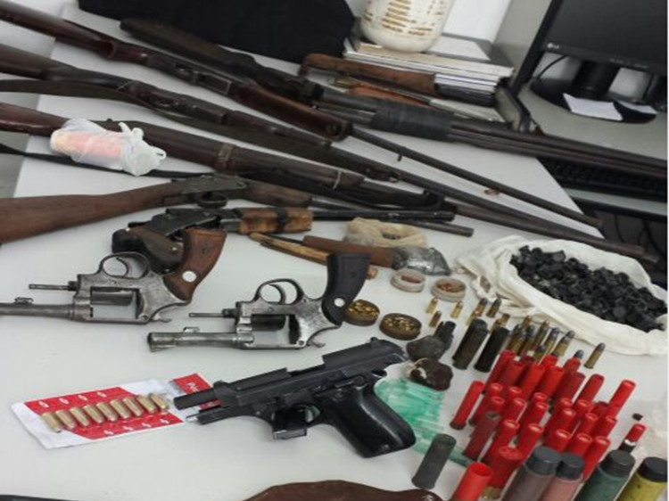 Polícia Civil prende seis com arsenal de armas em Comodoro