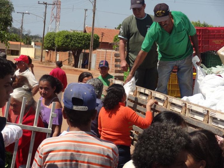 Quatro Marcos beneficia agricultores familiares, famílias de baixa renda e garante qualidade da alimentação escolar para centenas de crianças