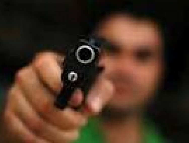 Ladrões roubam caminhonete e moto em Araputanga