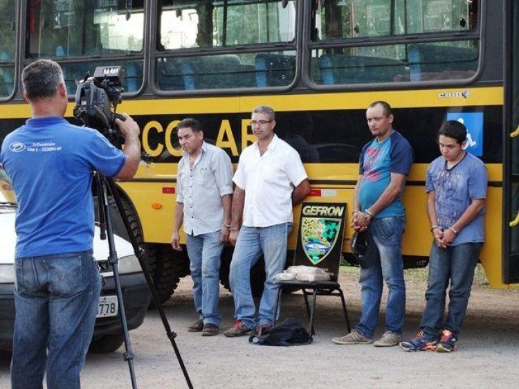 Motoristas da prefeitura de Cáceres são flagrados transportando drogas em ônibus escolar