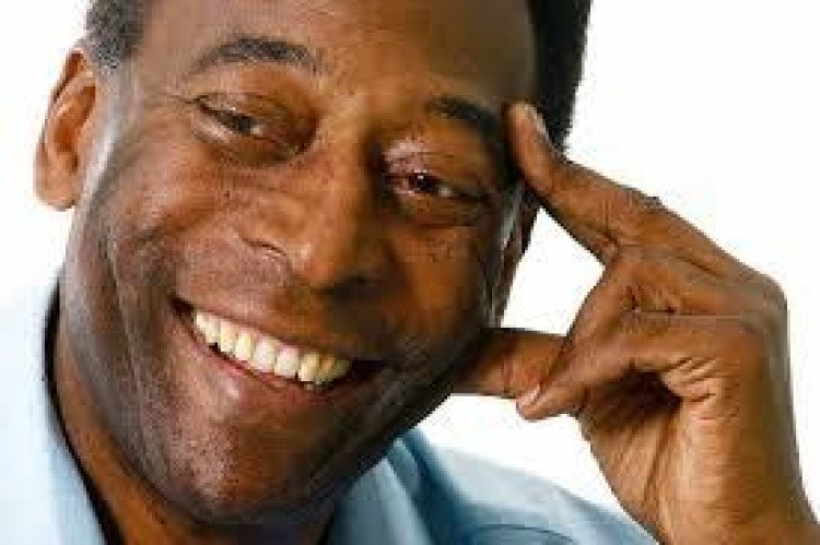 Pelé passa mal e é encaminhado a hospital em São Paulo