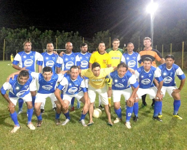 Rafael Toloi visita a sua cidade natal e participa de jogo entre amigos