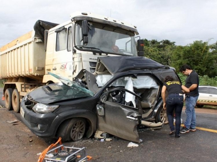 LUTO EM QUATRO MARCOS: Casal morre após veículo bater de frente com caminhão na BR-163