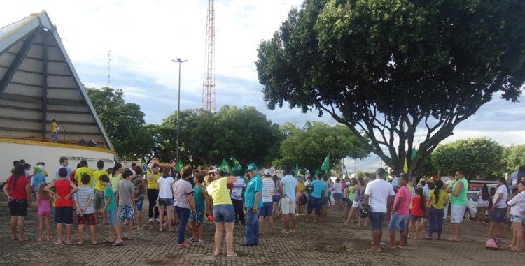 Quatromarquenses saem às ruas em protesto contra a corrupção