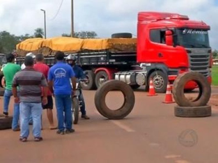 MOVIMENTO: Caminhoneiros bloqueiam oito trechos de BRs em MT