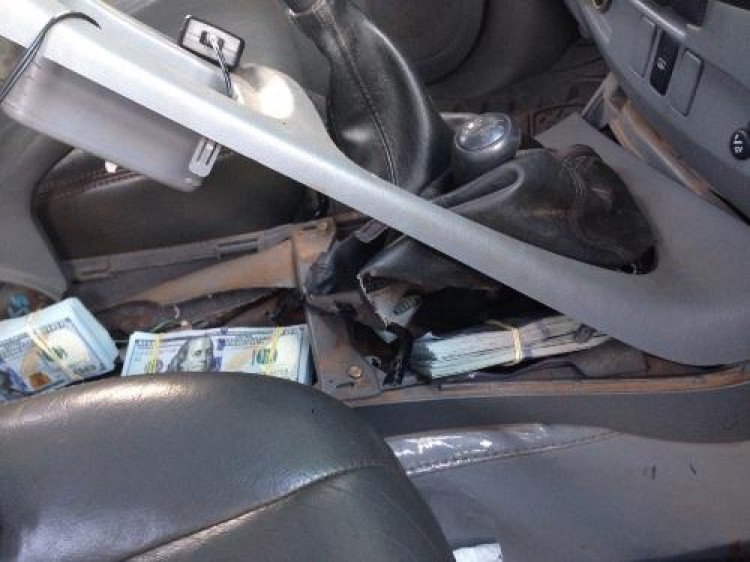 Gefron apreende na fronteira 100mil dólares, arma e veículo preparado para carregar drogas?