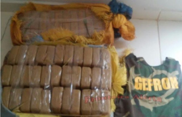 GEFRON trocam  tiros com traficantes, prendem um  e apreendem 50 KG de Pasta base de cocaína na fronteira