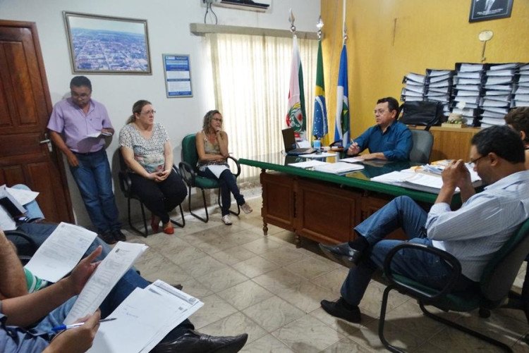 MIRASSOL D'OESTE: Prefeito exige que secretários façam contenção de despesas