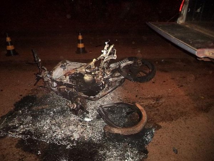 Motoqueiro sofre acidente, moto pega fogo e condutor morre