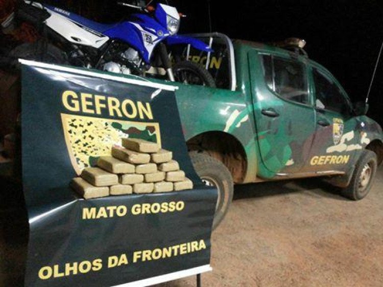 GEFRON prende na fronteira motociclista com 15 tabletes de pasta base de cocaína