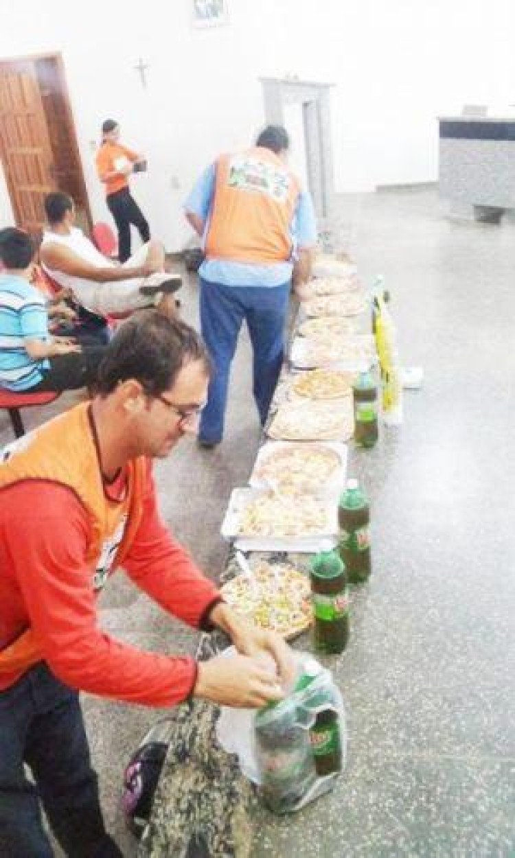 Moradores de Araputanga protestam levando pizzas na Câmara