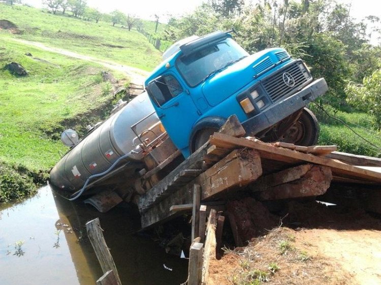 CACHOEIRINHA: Ponte “engole” caminhão-tanque transportando leite para indústria