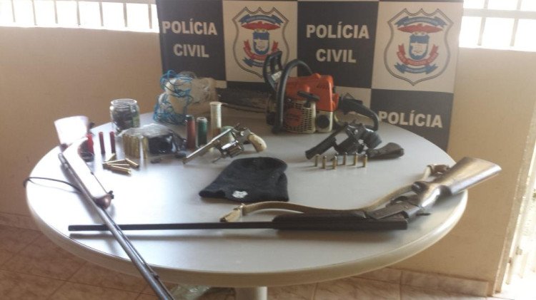 Polícia Civil prende 4 e retira armas de circulação em São José dos Quatro Marcos