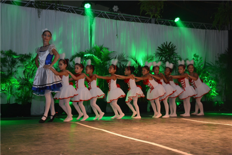 Público comparece para prestigiar espetáculo de dança clássica em Quatro Marcos