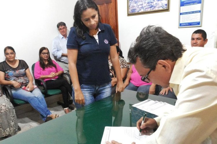 Elias Leal dá posse a novos diretores de escolas de Mirassol