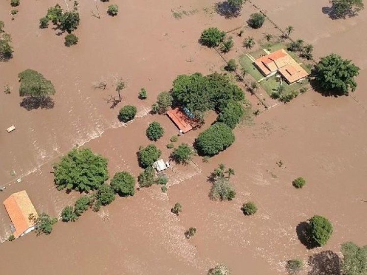 Enchente isola famílias em Porto Esperidião