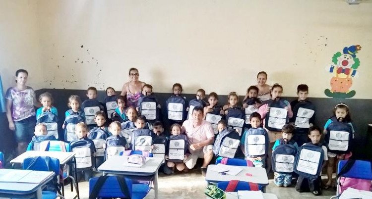 Alunos da escola Zumbi dos Palmares em Mirassol recebem Kit Escolar