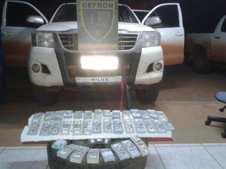 Gefron prende na fronteira casal com U$ 339 mil dólares escondido em pneu de estepe de caminhonete Hilux