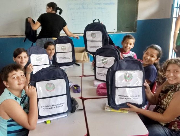 RECURSOS PRÓPRIOS: Cerca de 2200 alunos de Mirassol recebem kits escolares na volta as aulas