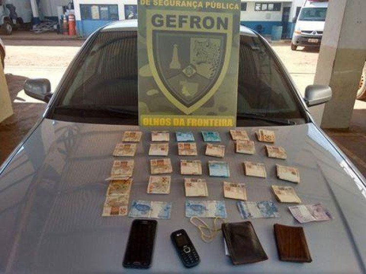 Gefron em abordagem a veículo na fronteira apreende 21 mil reais