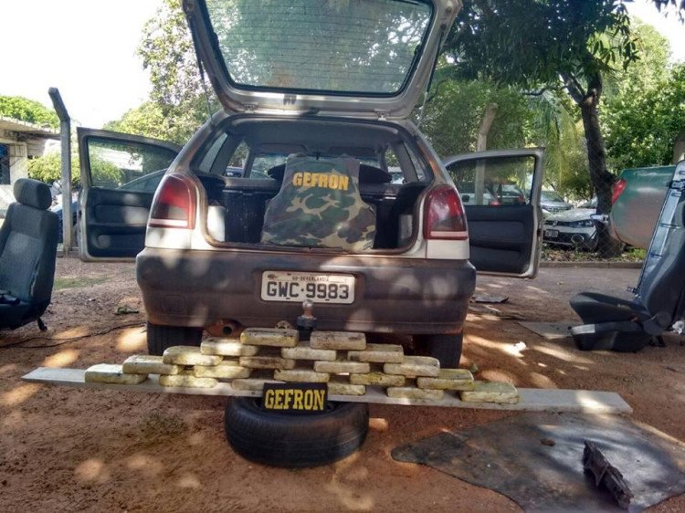 Gefron em abordagem na fronteira apreende 20 tabletes  de pasta base de cocaína