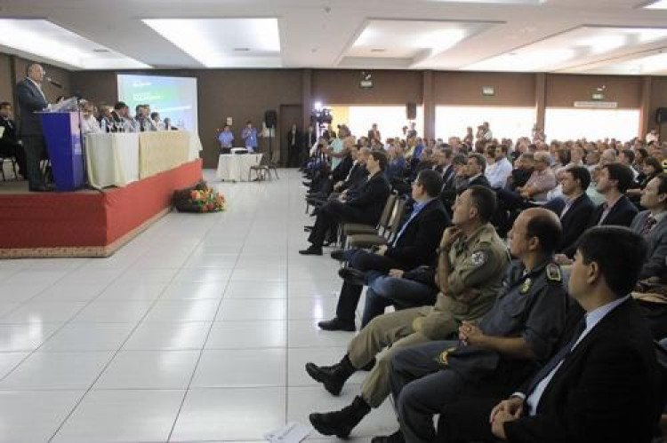 Governo debate as demandas dos municípios e firma convênio com Ministério da Integração Nacional