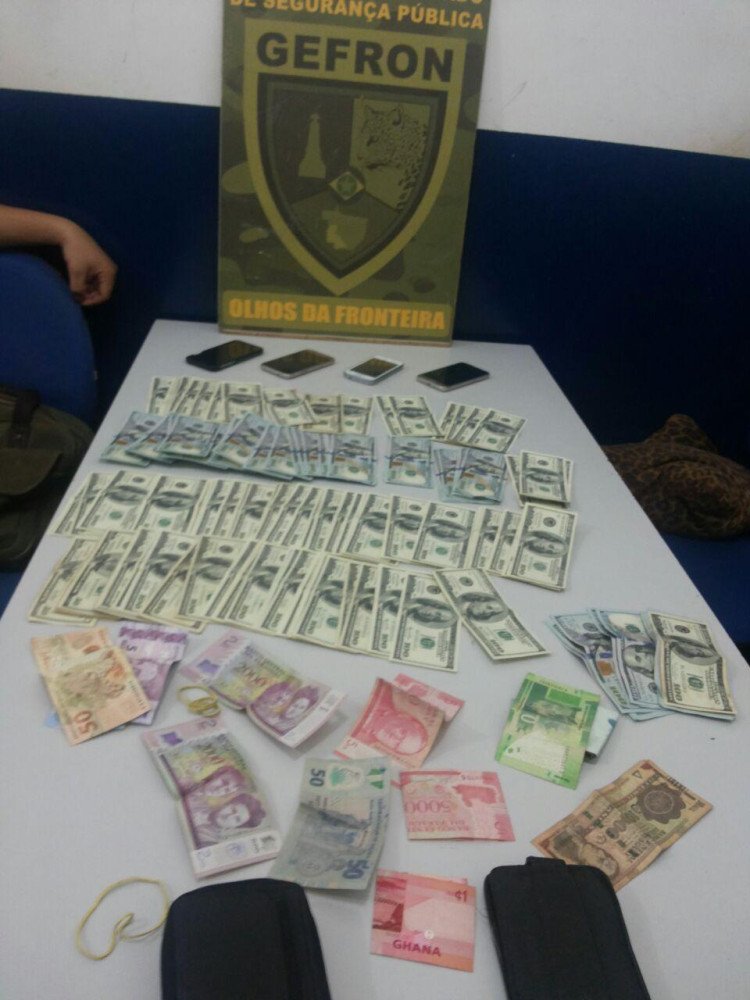 Gefron em abordagem na fronteira prende dupla com moeda estrangeira