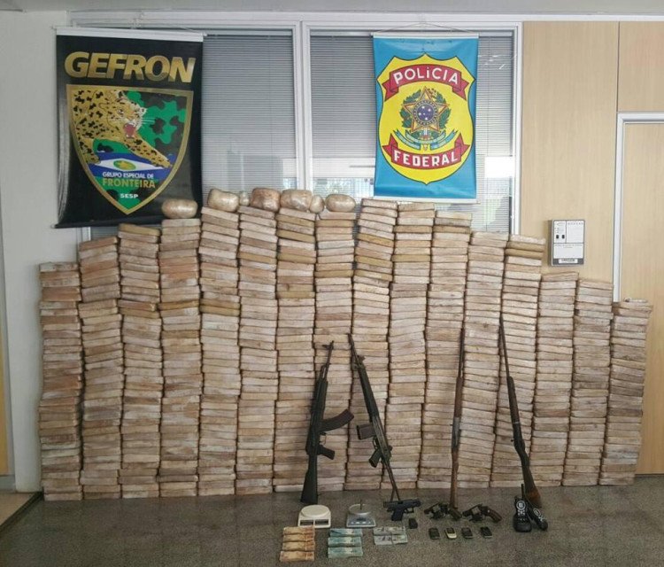 PF e GEFRON fazem apreensão de 600 quilos de droga, armas de calibre restrito e dinheiro na fronteira