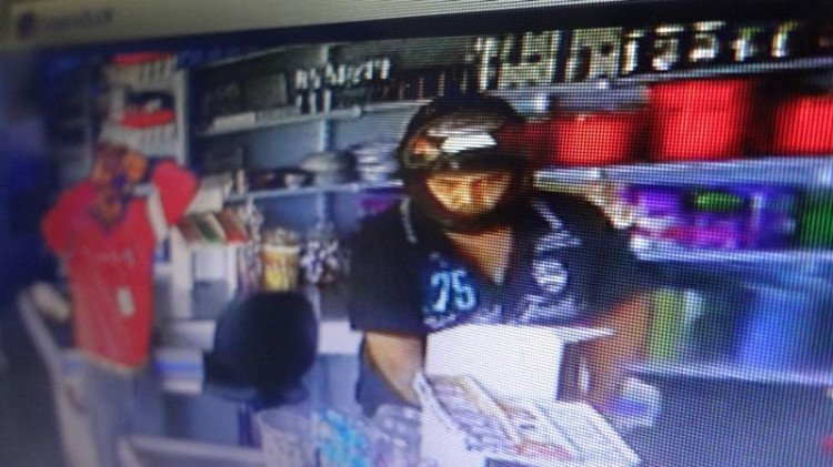 Policia Civil divulga fotos de roubo em mercearia em Quatro Marcos