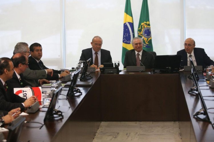 Temer cria grupo com centrais para discutir reforma da Previdência