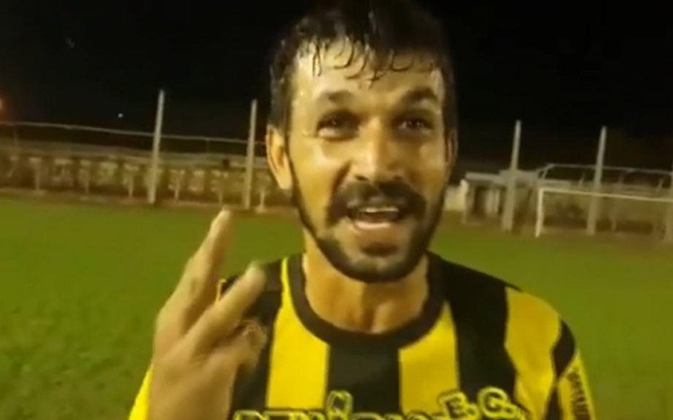 Atacante marca 9 gols em vitória do Penharol por 13 a 0 e pede 3 musicas