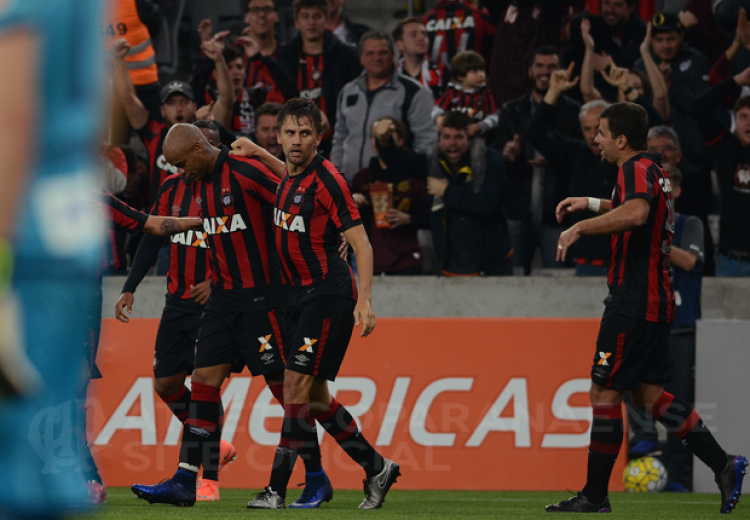 Com gol no fim, Atlético-PR vence o Santos