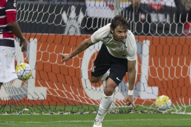 Corinthians vence e entra no G4; Cruzeiro vence Palmeiras por 2x1