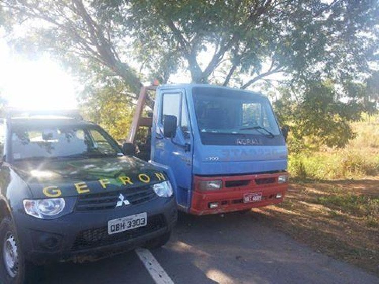 Gefron localiza na BR-070 caminhão Guincho roubado