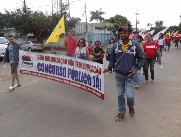 Servidores públicos estaduais da região Oeste de MT fazem passeata em Quatro Marcos por RGA
