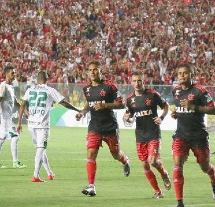 Flamengo vence e se aproxima do G-4