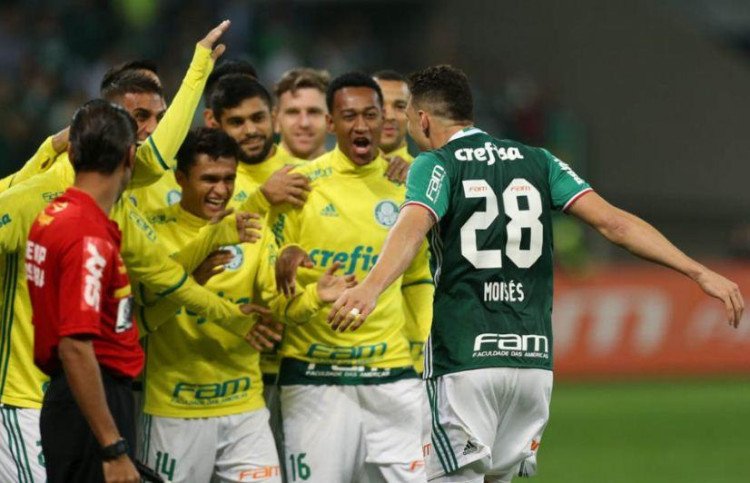Palmeiras goleia e mantém 100% como mandante