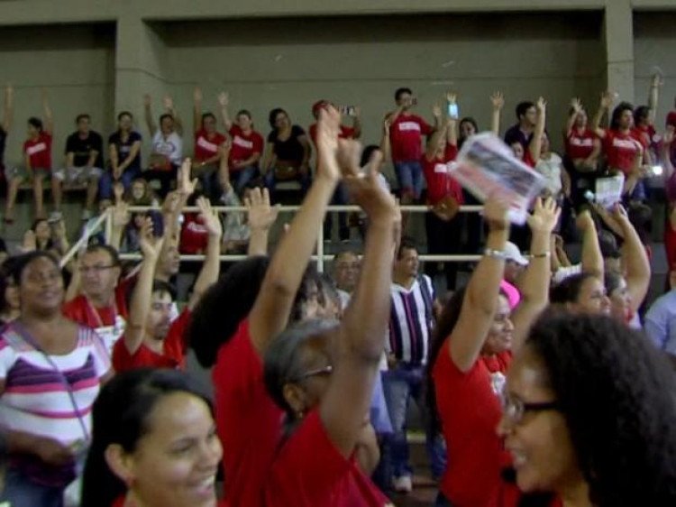 Servidores da Educação decidem manter greve iniciada há dois meses