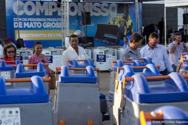 8 cidades da região Oeste de MT recebem implementos agrícolas do Governo do Estado